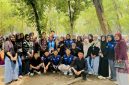 Inkaregar dan kedua orangtuanya berfoto bersama kader dan pengurus PMII Unimed, sesaat usai wisuda, Jumat (28/8), di kampus tersebut. Foto: Ist.