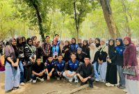 Inkaregar dan kedua orangtuanya berfoto bersama kader dan pengurus PMII Unimed, sesaat usai wisuda, Jumat (28/8), di kampus tersebut. Foto: Ist.