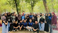 Inkaregar dan kedua orangtuanya berfoto bersama kader dan pengurus PMII Unimed, sesaat usai wisuda, Jumat (28/8), di kampus tersebut. Foto: Ist.