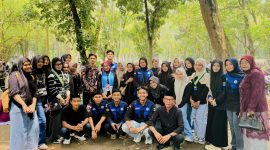 Inkaregar dan kedua orangtuanya berfoto bersama kader dan pengurus PMII Unimed, sesaat usai wisuda, Jumat (28/8), di kampus tersebut. Foto: Ist.