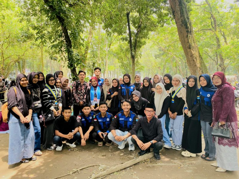 Inkaregar dan kedua orangtuanya berfoto bersama kader dan pengurus PMII Unimed, sesaat usai wisuda, Jumat (28/8), di kampus tersebut. Foto: Ist.