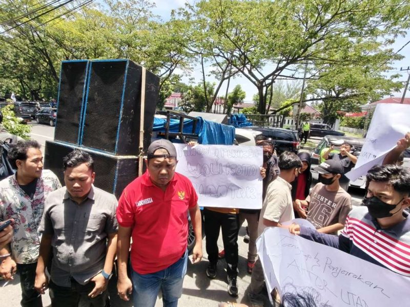 Suasana aksi DPP RAJA di depan Gedung Kejati Sumut, Senin (31/8). Foto: Ist.