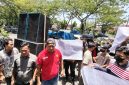 Suasana aksi DPP RAJA di depan Gedung Kejati Sumut, Senin (31/8). Foto: Ist.