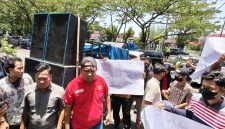 Suasana aksi DPP RAJA di depan Gedung Kejati Sumut, Senin (31/8). Foto: Ist.