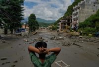 Puing-puing dan aliran lumpur tebal yang menyapu permukiman di Nepal pascabanjir bandang dahsyat, Rabu (26/8/2026). Foto: Ist.