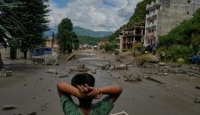 Puing-puing dan aliran lumpur tebal yang menyapu permukiman di Nepal pascabanjir bandang dahsyat, Rabu (26/8/2026). Foto: Ist.
