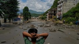 Puing-puing dan aliran lumpur tebal yang menyapu permukiman di Nepal pascabanjir bandang dahsyat, Rabu (26/8/2026). Foto: Ist.