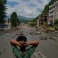 Puing-puing dan aliran lumpur tebal yang menyapu permukiman di Nepal pascabanjir bandang dahsyat, Rabu (26/8/2026). Foto: Ist.