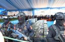 Personel BNN bersiaga menjaga barang bukti sabu cair seberat 2,6 ton yang berhasil digagalkan penyelundupannya di Perairan Karimun, Kepulauan Riau. Pengungkapan ini berpotensi menyelamatkan 14,1 juta jiwa dari ancaman narkoba senilai Rp8,5 triliun. Foto: Ist.