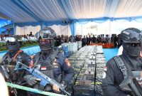 Personel BNN bersiaga menjaga barang bukti sabu cair seberat 2,6 ton yang berhasil digagalkan penyelundupannya di Perairan Karimun, Kepulauan Riau. Pengungkapan ini berpotensi menyelamatkan 14,1 juta jiwa dari ancaman narkoba senilai Rp8,5 triliun. Foto: Ist.
