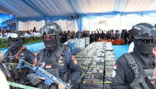 Personel BNN bersiaga menjaga barang bukti sabu cair seberat 2,6 ton yang berhasil digagalkan penyelundupannya di Perairan Karimun, Kepulauan Riau. Pengungkapan ini berpotensi menyelamatkan 14,1 juta jiwa dari ancaman narkoba senilai Rp8,5 triliun. Foto: Ist.
