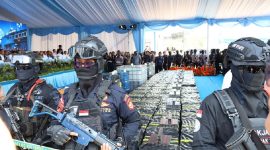 Personel BNN bersiaga menjaga barang bukti sabu cair seberat 2,6 ton yang berhasil digagalkan penyelundupannya di Perairan Karimun, Kepulauan Riau. Pengungkapan ini berpotensi menyelamatkan 14,1 juta jiwa dari ancaman narkoba senilai Rp8,5 triliun. Foto: Ist.