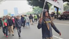 Massa Aliansi Masyarakat Pati Bersatu (AMPB) berjalan tertib meninggalkan kawasan Gedung DPR RI, Kamis (27/8/2026). Foto: Ist.