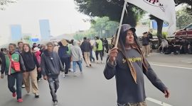 Massa Aliansi Masyarakat Pati Bersatu (AMPB) berjalan tertib meninggalkan kawasan Gedung DPR RI, Kamis (27/8/2026). Foto: Ist.