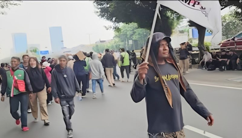 Massa Aliansi Masyarakat Pati Bersatu (AMPB) berjalan tertib meninggalkan kawasan Gedung DPR RI, Kamis (27/8/2026). Foto: Ist.