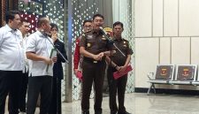 Direktur Penyidikan Jaksa Agung Muda Tindak Pidana Khusus, Saiful Bahri Siregar, didampingi jajaran penyidik Kejagung memberikan keterangan pers di Gedung Bundar Jampidsus Kejagung, Rabu (12/8/2026). Foto: Ist.