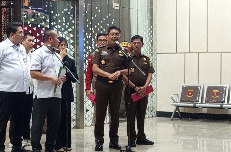 Direktur Penyidikan Jaksa Agung Muda Tindak Pidana Khusus, Saiful Bahri Siregar, didampingi jajaran penyidik Kejagung memberikan keterangan pers di Gedung Bundar Jampidsus Kejagung, Rabu (12/8/2026). Foto: Ist.