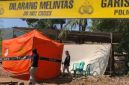 Lokasi makam Sutrimo di Desa Wlahar, Kecamatan Wangon, Kabupaten Banyumas, dipasang garis polisi dan tenda pemeriksaan saat tim forensik melakukan ekshumasi guna mengambil sampel jenazah. Pemeriksaan dilakukan untuk menelusuri penyebab kematian, apakah bersifat alamiah atau tidak alamiah, dengan melibatkan berbagai ahli forensik. Foto: Ist.