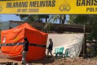 Lokasi makam Sutrimo di Desa Wlahar, Kecamatan Wangon, Kabupaten Banyumas, dipasang garis polisi dan tenda pemeriksaan saat tim forensik melakukan ekshumasi guna mengambil sampel jenazah. Pemeriksaan dilakukan untuk menelusuri penyebab kematian, apakah bersifat alamiah atau tidak alamiah, dengan melibatkan berbagai ahli forensik. Foto: Ist.