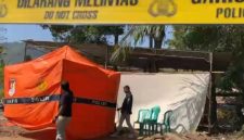 Lokasi makam Sutrimo di Desa Wlahar, Kecamatan Wangon, Kabupaten Banyumas, dipasang garis polisi dan tenda pemeriksaan saat tim forensik melakukan ekshumasi guna mengambil sampel jenazah. Pemeriksaan dilakukan untuk menelusuri penyebab kematian, apakah bersifat alamiah atau tidak alamiah, dengan melibatkan berbagai ahli forensik. Foto: Ist.