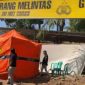 Lokasi makam Sutrimo di Desa Wlahar, Kecamatan Wangon, Kabupaten Banyumas, dipasang garis polisi dan tenda pemeriksaan saat tim forensik melakukan ekshumasi guna mengambil sampel jenazah. Pemeriksaan dilakukan untuk menelusuri penyebab kematian, apakah bersifat alamiah atau tidak alamiah, dengan melibatkan berbagai ahli forensik. Foto: Ist.