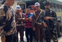 Mantan Jaksa Agung Muda Bidang Tindak Pidana Khusus, Febrie Adriansyah, diturunkan dari mobil tahanan dan dikawal ketat petugas Kejaksaan Agung serta pasukan pengamanan saat tiba di Kantor Kejagung, Jakarta, Jumat (7/8/2026). Foto: Ist.