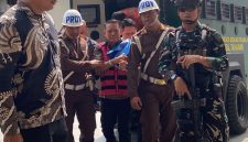Mantan Jaksa Agung Muda Bidang Tindak Pidana Khusus, Febrie Adriansyah, diturunkan dari mobil tahanan dan dikawal ketat petugas Kejaksaan Agung serta pasukan pengamanan saat tiba di Kantor Kejagung, Jakarta, Jumat (7/8/2026). Foto: Ist.