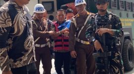 Mantan Jaksa Agung Muda Bidang Tindak Pidana Khusus, Febrie Adriansyah, diturunkan dari mobil tahanan dan dikawal ketat petugas Kejaksaan Agung serta pasukan pengamanan saat tiba di Kantor Kejagung, Jakarta, Jumat (7/8/2026). Foto: Ist.