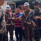 Mantan Jaksa Agung Muda Bidang Tindak Pidana Khusus, Febrie Adriansyah, diturunkan dari mobil tahanan dan dikawal ketat petugas Kejaksaan Agung serta pasukan pengamanan saat tiba di Kantor Kejagung, Jakarta, Jumat (7/8/2026). Foto: Ist.