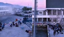 Detik-detik gempa dahsyat di Pelabuhan Maumere membuat jembatan menuju kapal roboh hingga sejumlah penumpang berjatuhan ke laut. Foto: Ist.