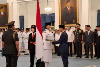 Wakil Presiden Gibran Rakabuming Raka secara resmi mengukuhkan sekaligus menyematkan lencana kepada Pemimpin Upacara Paskibraka tingkat pusat tahun 2026 di Istana Negara, Jakarta, Sabtu (15/8/2026). Foto: Ist.