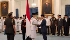 Wakil Presiden Gibran Rakabuming Raka secara resmi mengukuhkan sekaligus menyematkan lencana kepada Pemimpin Upacara Paskibraka tingkat pusat tahun 2026 di Istana Negara, Jakarta, Sabtu (15/8/2026). Foto: Ist.