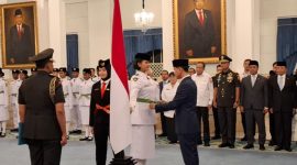 Wakil Presiden Gibran Rakabuming Raka secara resmi mengukuhkan sekaligus menyematkan lencana kepada Pemimpin Upacara Paskibraka tingkat pusat tahun 2026 di Istana Negara, Jakarta, Sabtu (15/8/2026). Foto: Ist.