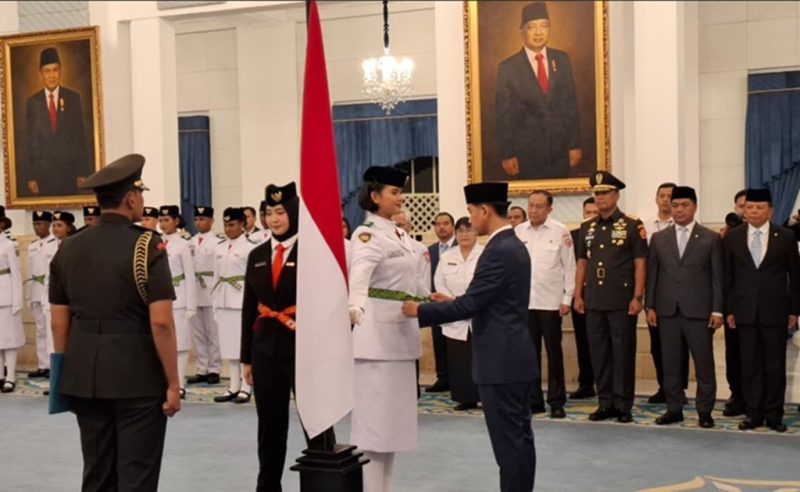 Wakil Presiden Gibran Rakabuming Raka secara resmi mengukuhkan sekaligus menyematkan lencana kepada Pemimpin Upacara Paskibraka tingkat pusat tahun 2026 di Istana Negara, Jakarta, Sabtu (15/8/2026). Foto: Ist.
