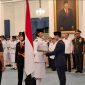 Wakil Presiden Gibran Rakabuming Raka secara resmi mengukuhkan sekaligus menyematkan lencana kepada Pemimpin Upacara Paskibraka tingkat pusat tahun 2026 di Istana Negara, Jakarta, Sabtu (15/8/2026). Foto: Ist.