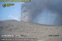Rekaman pemantauan PVMBG menunjukkan Gunung Anak Krakatau meletus pada Sabtu, 22 Agustus 2026 pukul 11.57 WIB, menyemburkan kolom abu vulkanik setinggi ±400 meter berwarna kelabu hingga hitam ke arah barat daya. Warga dilarang beraktivitas dalam radius 3 kilometer dari kawah. Foto: Ist.