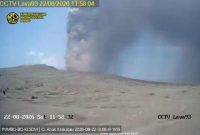 Rekaman pemantauan PVMBG menunjukkan Gunung Anak Krakatau meletus pada Sabtu, 22 Agustus 2026 pukul 11.57 WIB, menyemburkan kolom abu vulkanik setinggi ±400 meter berwarna kelabu hingga hitam ke arah barat daya. Warga dilarang beraktivitas dalam radius 3 kilometer dari kawah. Foto: Ist.