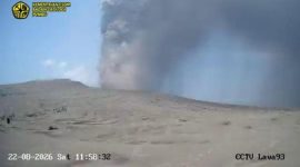 Rekaman pemantauan PVMBG menunjukkan Gunung Anak Krakatau meletus pada Sabtu, 22 Agustus 2026 pukul 11.57 WIB, menyemburkan kolom abu vulkanik setinggi ±400 meter berwarna kelabu hingga hitam ke arah barat daya. Warga dilarang beraktivitas dalam radius 3 kilometer dari kawah. Foto: Ist.