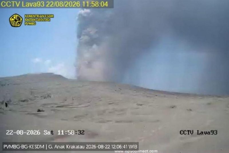Rekaman pemantauan PVMBG menunjukkan Gunung Anak Krakatau meletus pada Sabtu, 22 Agustus 2026 pukul 11.57 WIB, menyemburkan kolom abu vulkanik setinggi ±400 meter berwarna kelabu hingga hitam ke arah barat daya. Warga dilarang beraktivitas dalam radius 3 kilometer dari kawah. Foto: Ist.