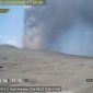 Rekaman pemantauan PVMBG menunjukkan Gunung Anak Krakatau meletus pada Sabtu, 22 Agustus 2026 pukul 11.57 WIB, menyemburkan kolom abu vulkanik setinggi ±400 meter berwarna kelabu hingga hitam ke arah barat daya. Warga dilarang beraktivitas dalam radius 3 kilometer dari kawah. Foto: Ist.