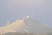 Puncak Gunung Merapi terpantau meluncurkan awan panas guguran sejauh 2.000 meter ke arah barat daya menuju hulu Kali Sat/Putih, Sabtu (29/8/2026) pagi. Foto: Ist.