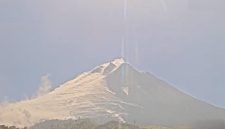 Puncak Gunung Merapi terpantau meluncurkan awan panas guguran sejauh 2.000 meter ke arah barat daya menuju hulu Kali Sat/Putih, Sabtu (29/8/2026) pagi. Foto: Ist.
