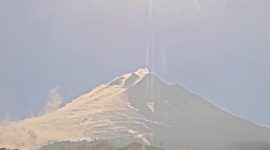Puncak Gunung Merapi terpantau meluncurkan awan panas guguran sejauh 2.000 meter ke arah barat daya menuju hulu Kali Sat/Putih, Sabtu (29/8/2026) pagi. Foto: Ist.