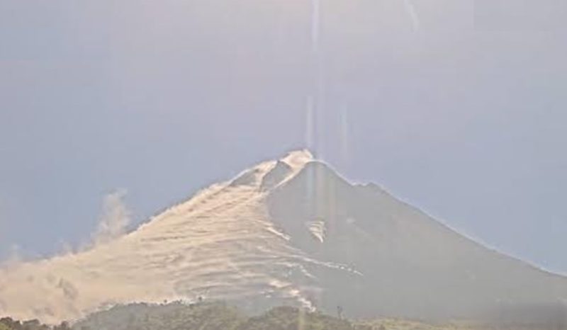 Puncak Gunung Merapi terpantau meluncurkan awan panas guguran sejauh 2.000 meter ke arah barat daya menuju hulu Kali Sat/Putih, Sabtu (29/8/2026) pagi. Foto: Ist.