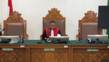 Hakim tunggal PN Jakarta Selatan Richard Edwin Basoeki membacakan putusan penolakan praperadilan Febrie Adriansyah di ruang sidang, Jumat (28/8/2026). Foto: Ist.