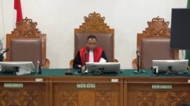 Hakim tunggal PN Jakarta Selatan Richard Edwin Basoeki membacakan putusan penolakan praperadilan Febrie Adriansyah di ruang sidang, Jumat (28/8/2026). Foto: Ist.