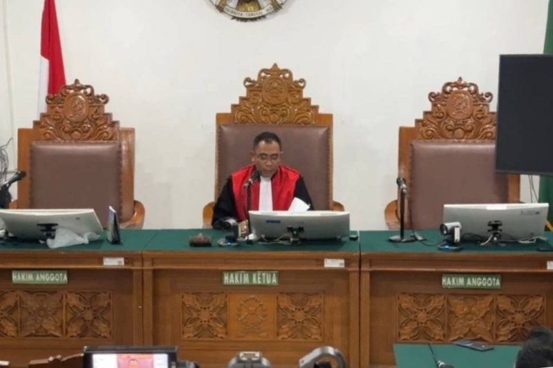 Hakim tunggal PN Jakarta Selatan Richard Edwin Basoeki membacakan putusan penolakan praperadilan Febrie Adriansyah di ruang sidang, Jumat (28/8/2026). Foto: Ist.