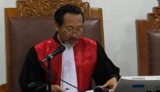 Hakim tunggal Pengadilan Negeri Jakarta Selatan, I Ketut Darpawan, membacakan putusan praperadilan pada Rabu (26/8/2026). Foto: Ist.