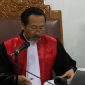 Hakim tunggal Pengadilan Negeri Jakarta Selatan, I Ketut Darpawan, membacakan putusan praperadilan pada Rabu (26/8/2026). Foto: Ist.