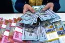 Ilustrasi transaksi nilai tukar mata uang, menampilkan lembaran rupiah berdampingan dengan dolar Amerika Serikat. Rupiah pada penutupan perdagangan Senin (10/8/2026) menguat 142 poin ke posisi Rp17.755 per dolar AS, didukung sentimen kebijakan moneter dan pelonggaran ekspektasi kenaikan suku bunga Fed. Foto: Ist.